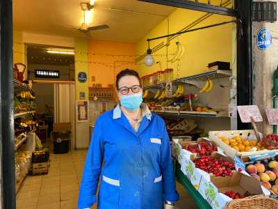 �Qui c�� solo roba di qualit� � sottolinea � dato che proviene dalle campagne nelle quali lavora mio marito. Quando aprii, 25 anni fa, c�ero solo io in quest�area ed � per questo che non ho mai avuto bisogno nemmeno di un fisso, perch� tanto il mio era il �fruttivendolo del quartiere��